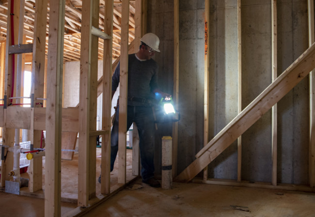 Фонарь светодиодный Greenworks G24WL 24V (без АКБ и ЗУ) 24В/220В 3401307 Фонарь светодиодный Greenworks G24WL 24V (без АКБ и ЗУ) 24В/220В 3401307