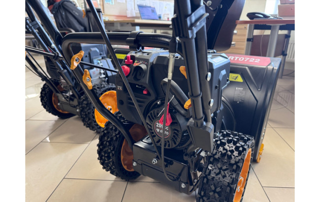 Снегоуборщик бензиновый RATO RT0724 (209 см. куб., 61 см, 6 вперед/2 назад, ручной старт, фара, подогрев ручек) фото-7